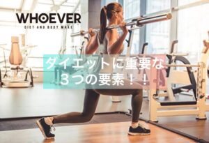 ジムで筋トレをする外国人女性